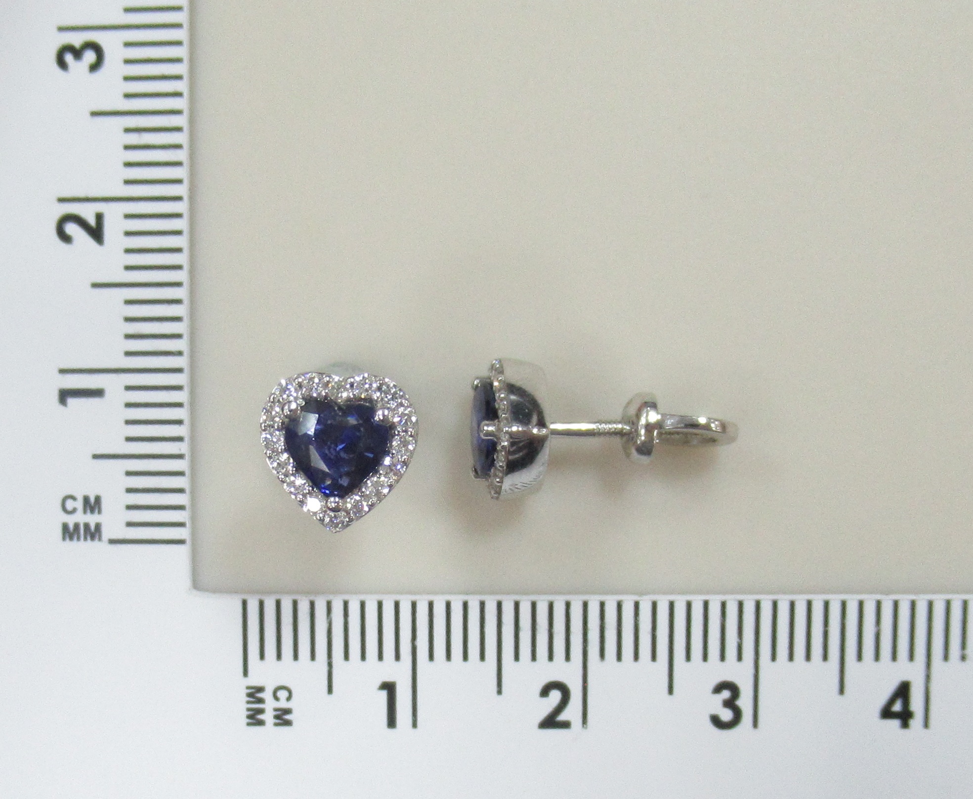 Серьги-пусеты из белого золота с сапфирами "Сердца"